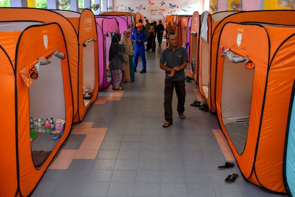 Some of the victims placed at Sekolah Kebangsaan Gual To'Deh, Rantau Panjang PPS. BERNAMA FILE PIX