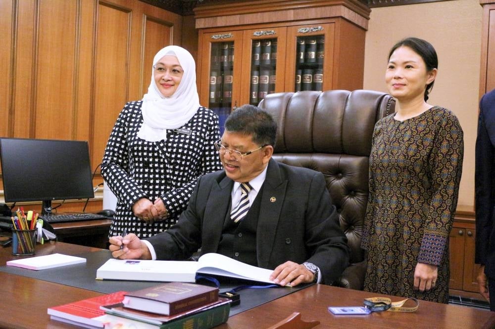 Speaker of Dewan Rakyat Datuk Johari Abdul today clocked into his office at the Parliament Building as a symbolic start of his official duties. - BERNAMA
