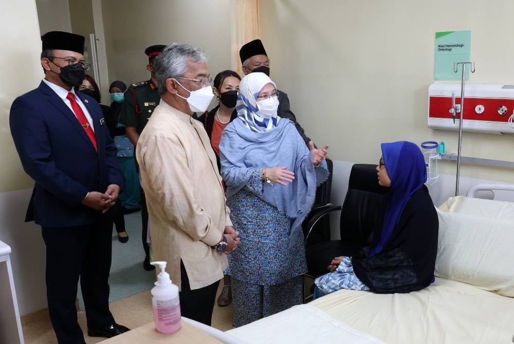 Yang di-Pertuan Agong Al-Sultan Abdullah Ri'ayatuddin Al-Mustafa Billah Shah and Raja Permaisuri Agong Tunku Hajah Azizah Aminah Maimunah Iskandariah visiting a child cancer patient, Mya Zara Damia Faizal at the Universiti Kebangsaan Malaysia Specialist Children's Hospital Cheras today - BERNAMA