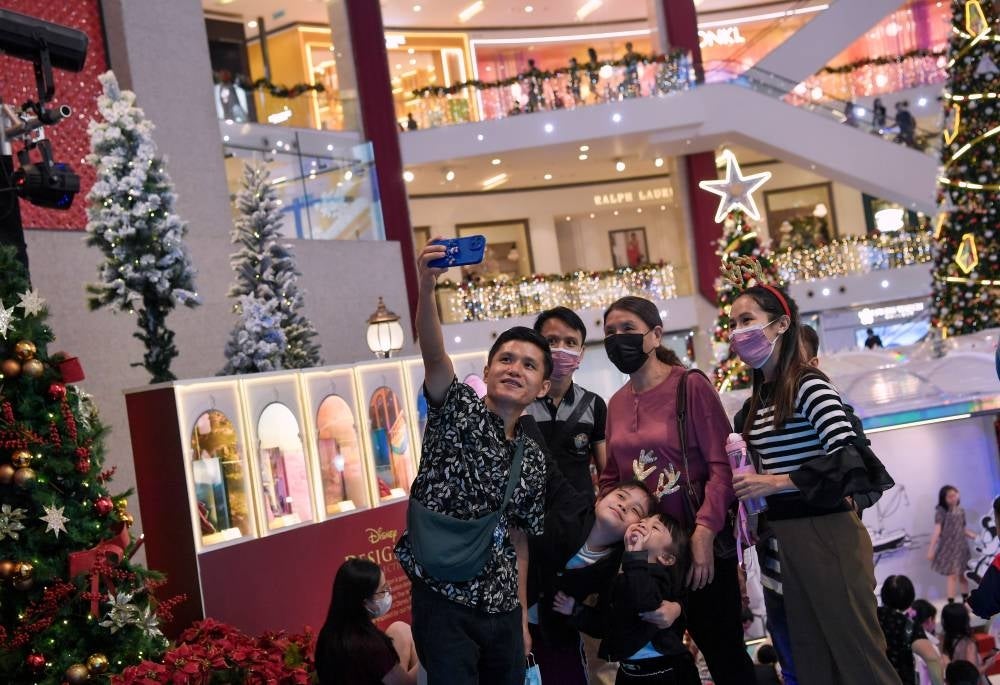 Visitors taking photos with Christmas decorations at a mall in Kuala Lumpur on Dec 22, 2022. (Photo by BERNAMA) 