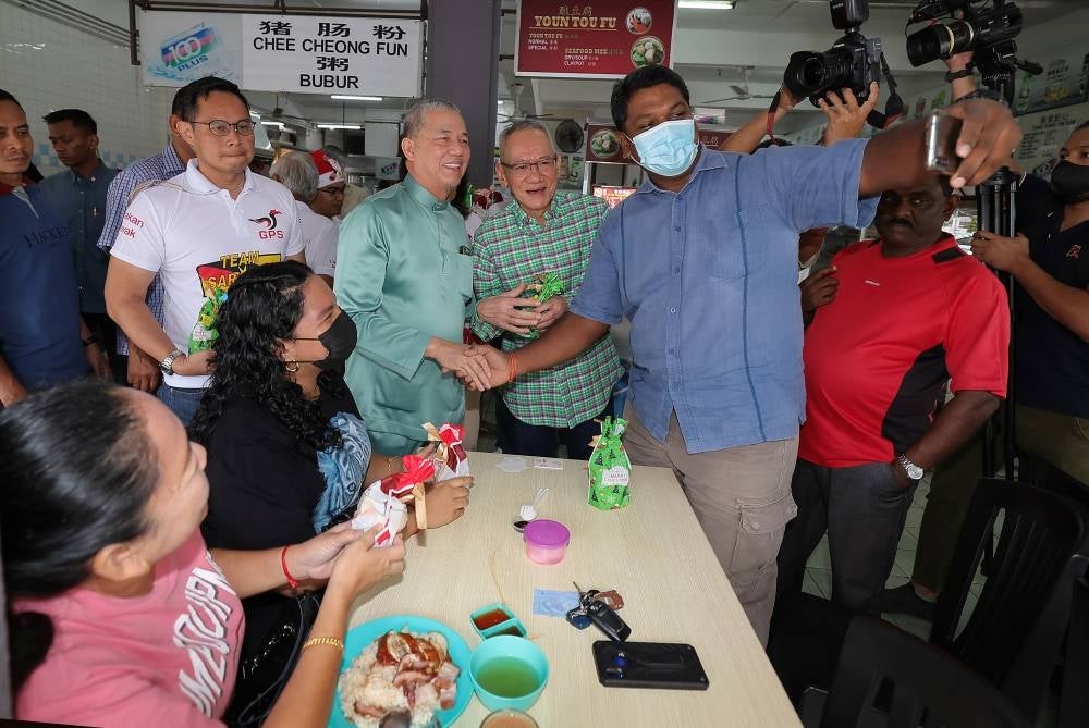 KUCHING, 24 Dis -- Timbalan Perdana Menteri Datuk Seri Fadillah Yusof (tiga, kiri) berswafoto dengan pengunjung restoran pada majlis Christmas Give Away sempena sambutan perayaan Krismas, hari ini.-- fotoBERNAMA (2022) HAK CIPTA TERPELIHARA