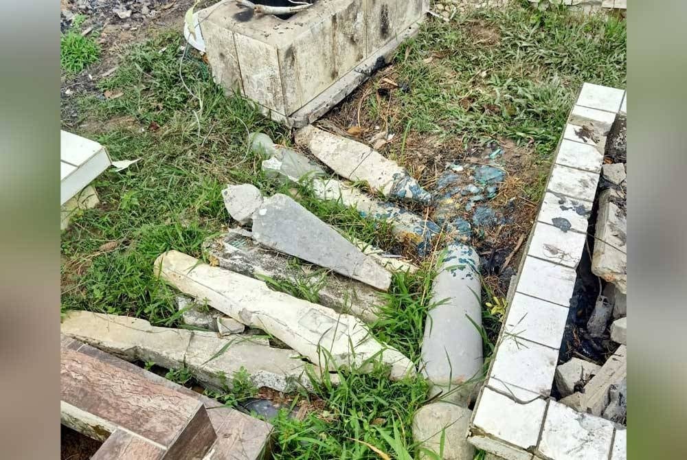 Police are hunting down suspects who trespassed into the Al-Qadim Muslim Cemetery, in Jalan Tun Abang Haji Openg and damaged several graves. - Photo: FACEBOOK / SIBU KINI