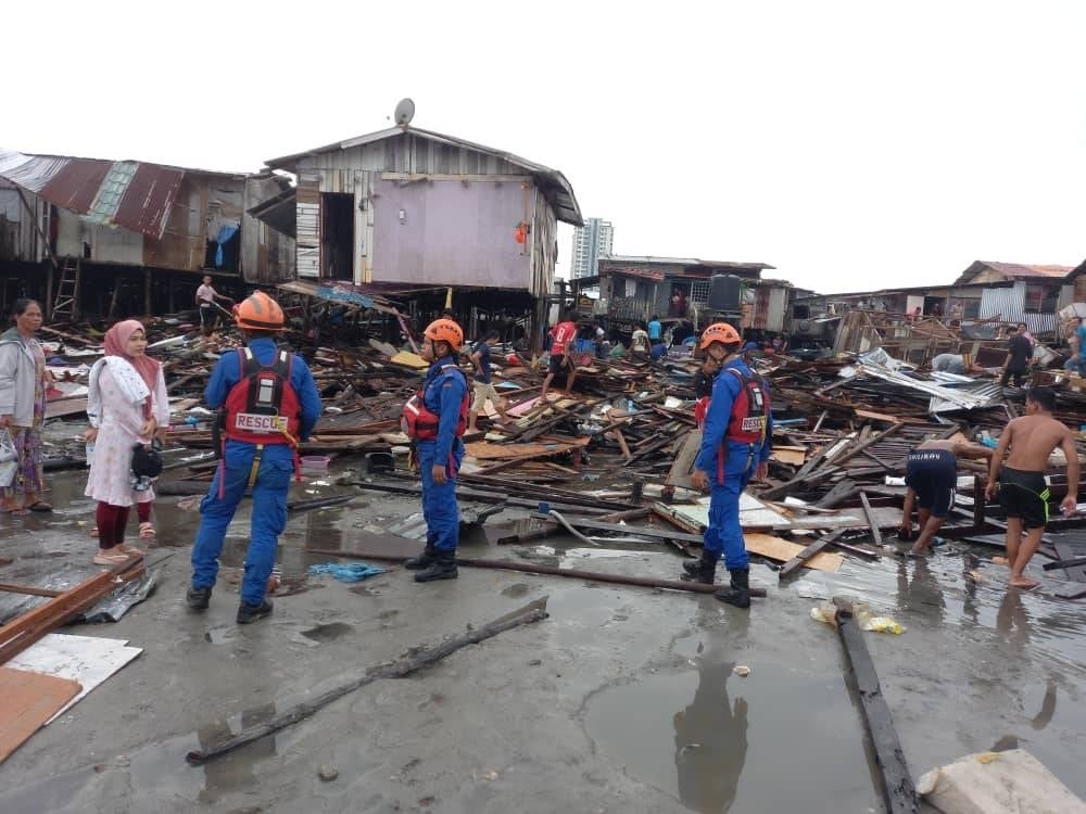 More than 100 houses in the water village collapsed due to waves and strong winds in an incident at Jalan Buli Sim-Sim Kampung Forest on Saturday night.