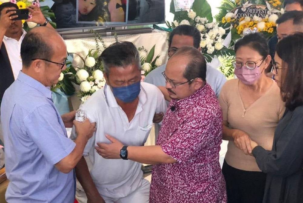 The donations, to two families, were presented by the Prime Minister’s senior political secretary Datuk Seri Shamsul Iskandar Md Akin in Kampung Machap Baru here. - BERNAMA