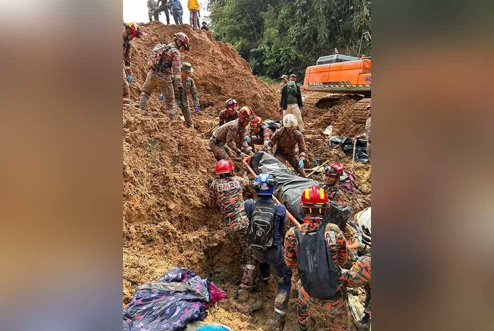 Rescue team members brought the landslide tragedy victims' bodies.