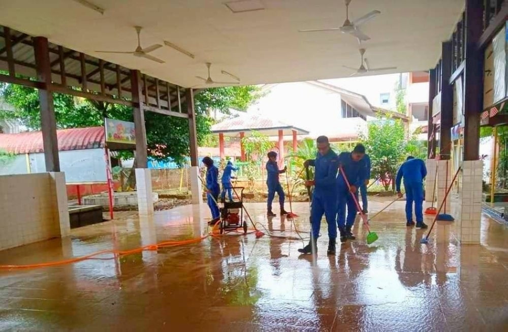 The number of flood evacuees in Kelantan, Terengganu and Sabah this evening saw a drop and that in Perak remained unchanged from the morning tally. 