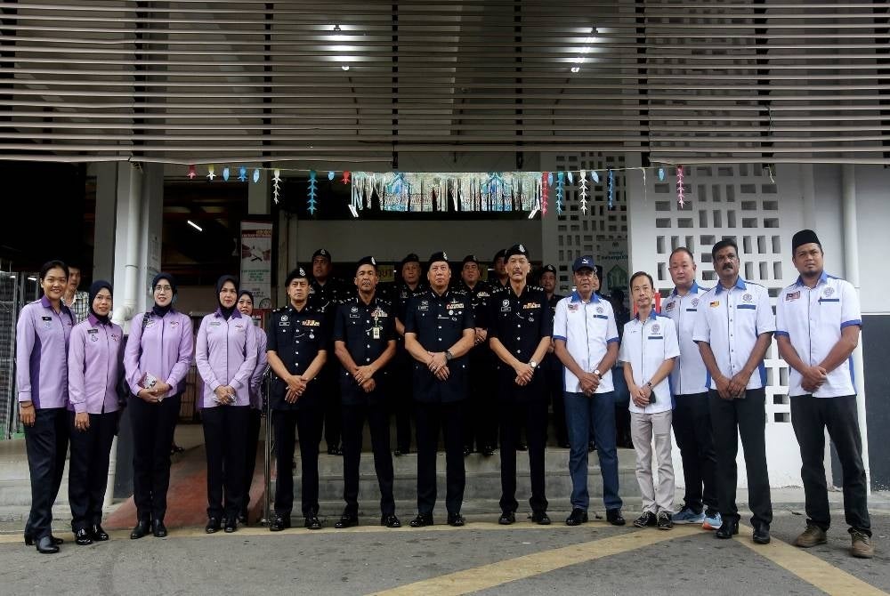Negeri Sembilan Police chief Ahmad Dzaffir Mohd Yussof (seven, right) poses with members of the Crime Prevention and Community Safety Department (JPJKK) and the Malaysian Crime Prevention Foundation (MCPF) Negeri Sembilan at the High Profile Policing Programme at Jalan Dato Bandar Tunggal today - BERNAMA