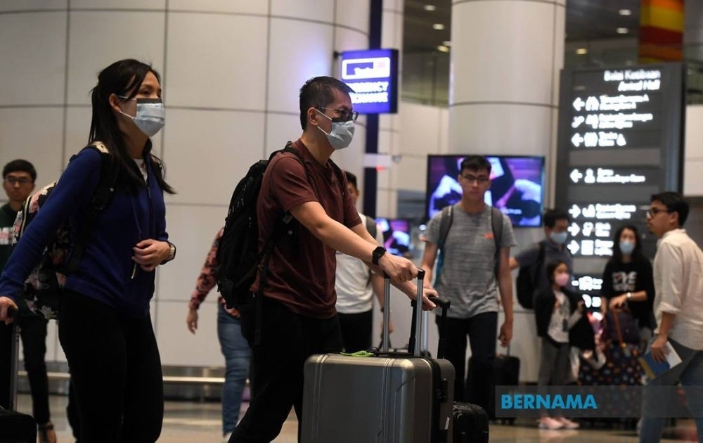 PCR tests, wearing face masks and taking booster doses by tourists from China need to be paid attention to avoid the wave of Covid-19 infections re-emerging in Malaysia - FILEPIX