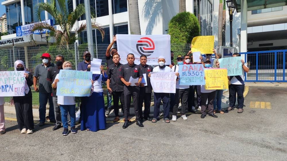 Among the victims who lodged a police report over the get-rich-scheme at the Sentul police headquarters on Saturday.