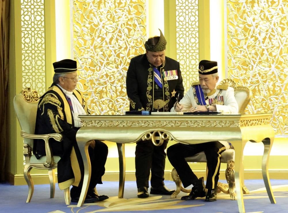 Tun Juhar Mahiruddin was sworn in for a fourth term as the Sabah Yang Dipertua Negeri in a ceremony at Istana Seri Kinabalu today. - BERNAMA