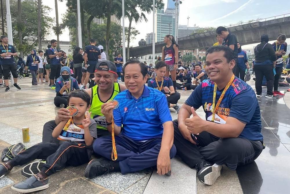 Ahmad Maslan (second from right) poses with participants in the 2023 New Year Run event in Kuala Lumpur on Sunday - FILE PIX
