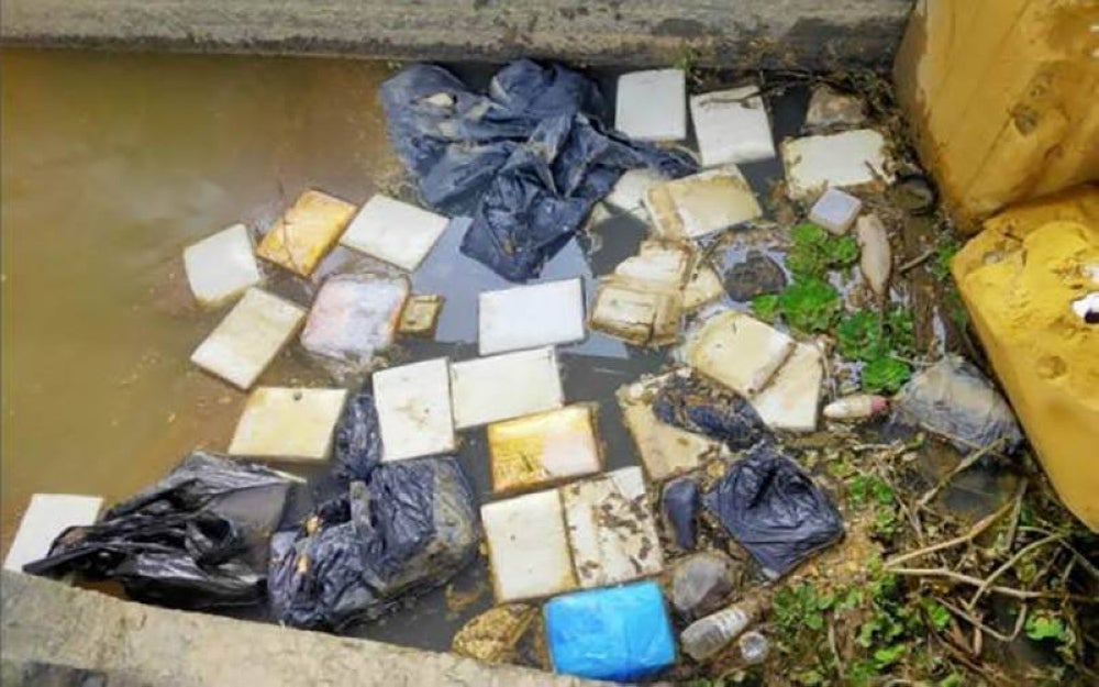 Some 158 floating bricks of weed were found scattered in Sungai Yan near Kampung Tengah Makau, Yan last Saturday. Awani Photo