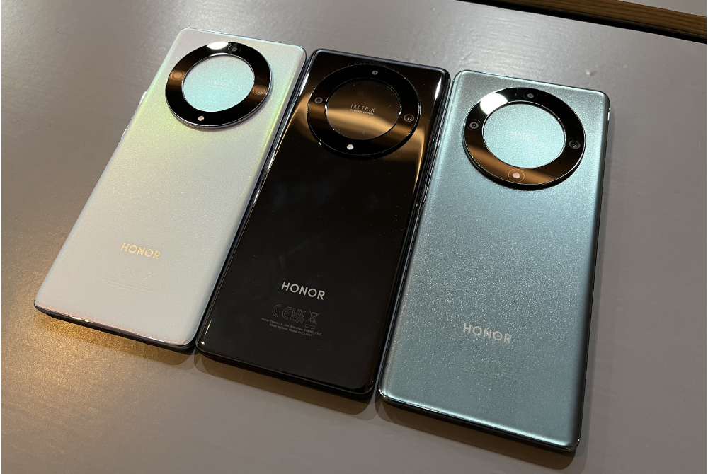 The new Honor X9a 5G available in Midnight Black, Titanium Silver, and Emerald Green colours.