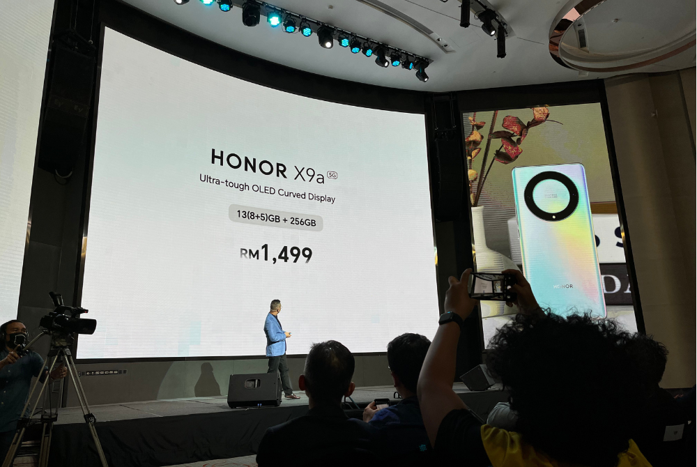 Priced at RM1499 makes Honor X9a 5G an affordable curved display phone.