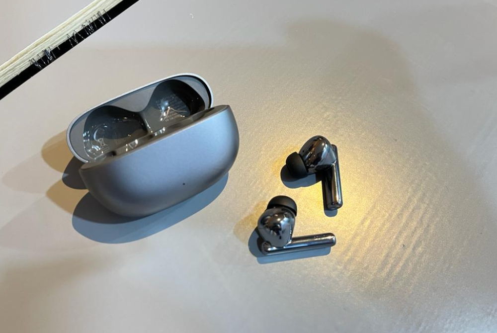 Honor Choice Earbuds X3 in Titanium colour.
