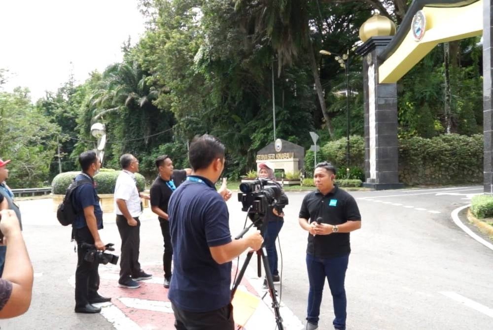 Several media representatives have started to gather infront of Istana Kota Kinabalu