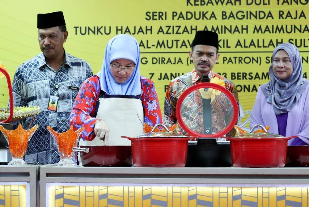 Raja Permaisuri Agong Tunku Hajah Azizah Aminah Maimunah Iskandariah today launched the asam pedas and rendang Betawi pastes produced by prison inmates and inspired by the recipes from Her Majesty’s ‘Air Tangan Tengku Ampuan Pahang’ cookbook -- Photo Bernama