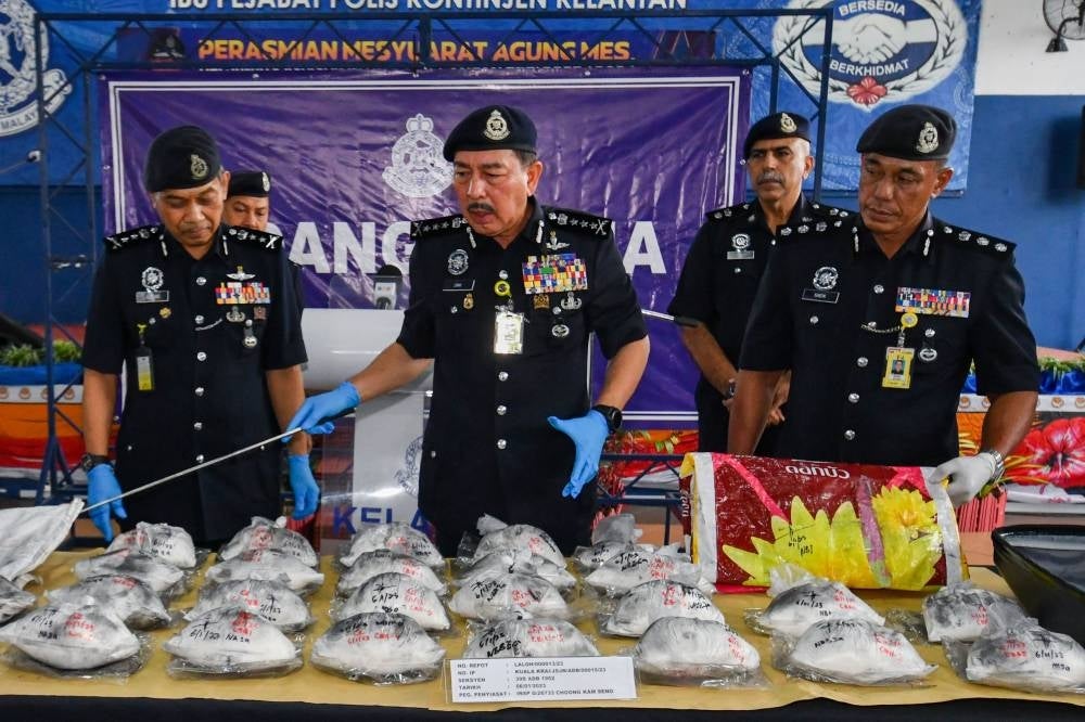 Kelantan police chief Datuk Muhamad Zaki Harun (middle) with drugs worth RM1,4 million - Bernama pic