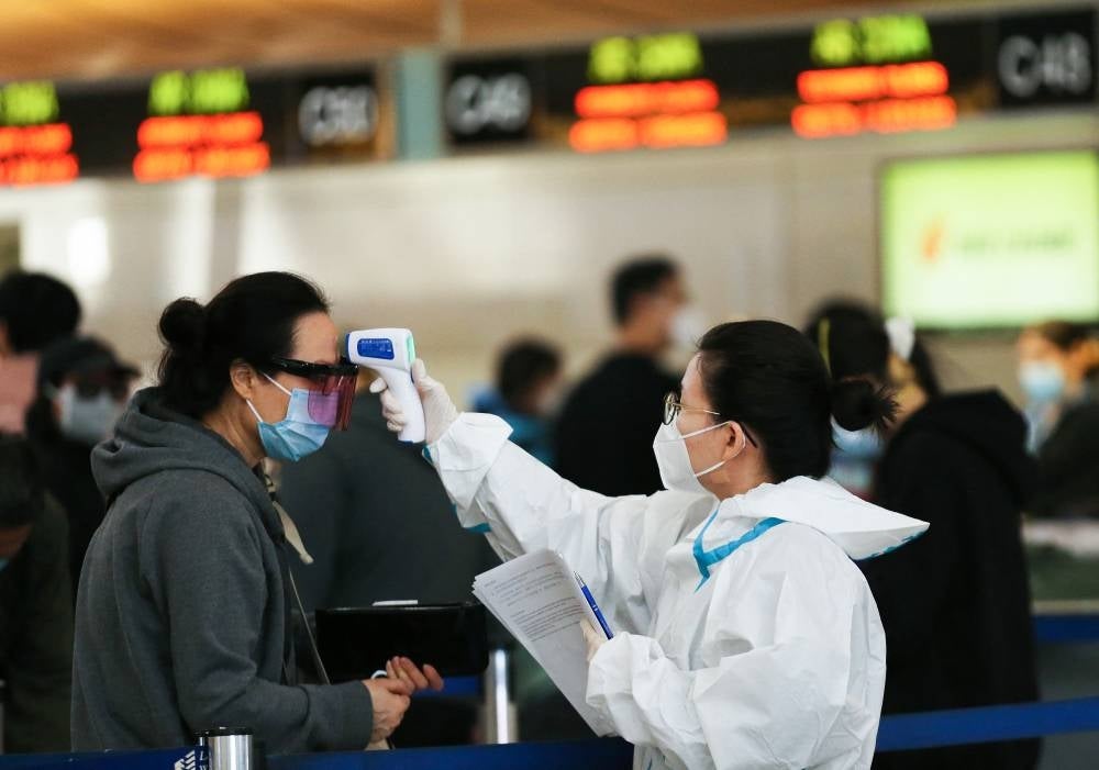 The test samples of coronavirus-positive passengers arriving from abroad in China will be analysed to determine the variant. - Photo: AFP