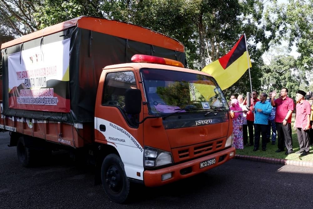Menteri Besar Datuk Seri Aminuddin Harun (third, right) leading the convoy at the East Coast Flood Victims Handover Programme today - BERNAMA