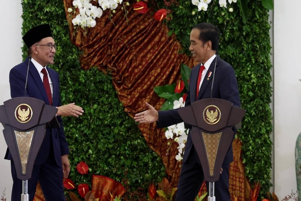 Malaysian Prime Minister Datuk Seri Anwar Ibrahim (left) with Presiden Joko Widodo of Indonesia holding a joint media conference after their bilateral meeting Monday at the Bogor Palace West Java - BERNAMA