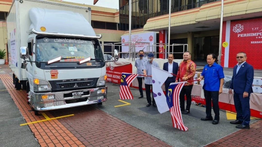 Deputy Finance Minister, Datuk Seri Ahmad Maslan and PR1MA chairman, Dato’ Dr Fathul Bari Mat Jahya during Flood Aid Convoy to Kelantan and Terengganu event.