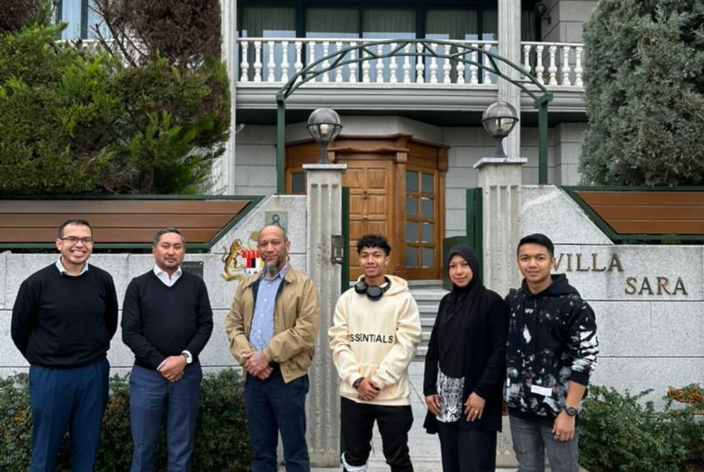 Soleh with his family and Malaysian ambassador in Madrid, Akmal Che Mustafa. 