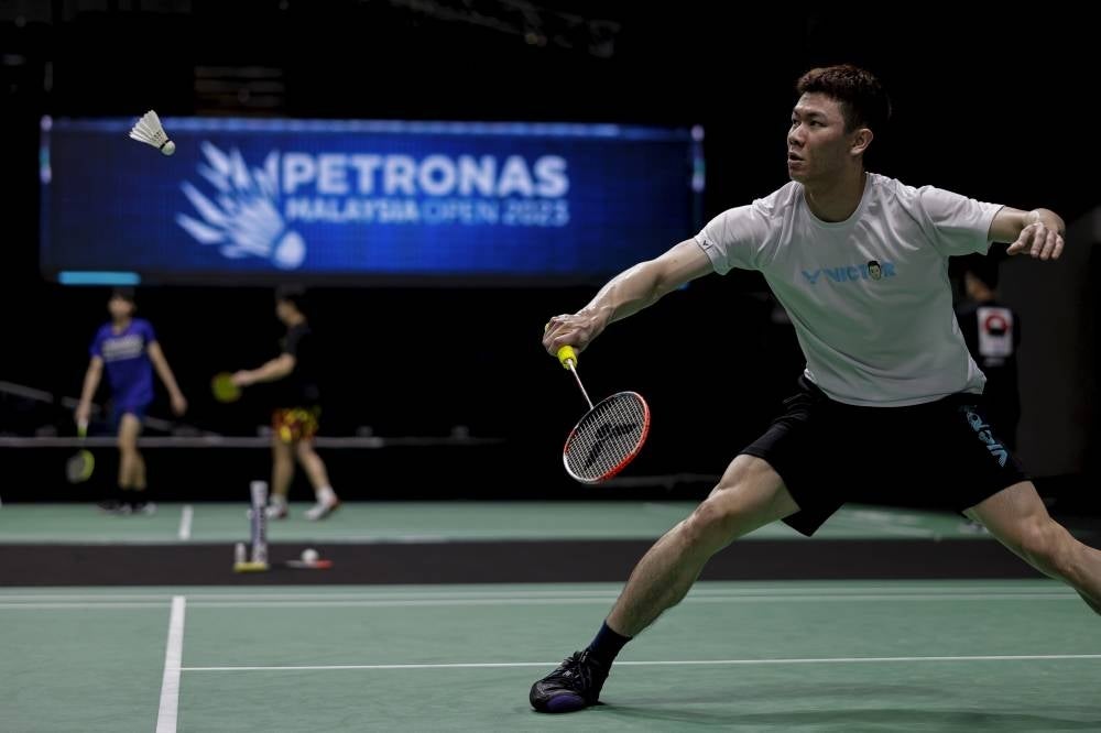 World number two Lee Zii Jia crashed out in the opening round of the Malaysia Open after suffering a 21-13, 17-21, 19-21 defeat to Japan's Kodai Naraoka. -- photo BERNAMA 