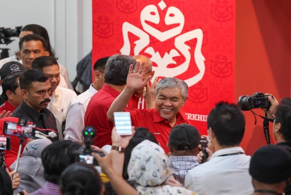 Umno President Datuk Seri Dr Ahmad Zahid Hamidi waves to the media gathered outside Dewan Merdeka after the Presidential Briefing in conjunction with the 2022 Umno General Assembly at the Kuala Lumpur World Trade Centre - BERNAMA