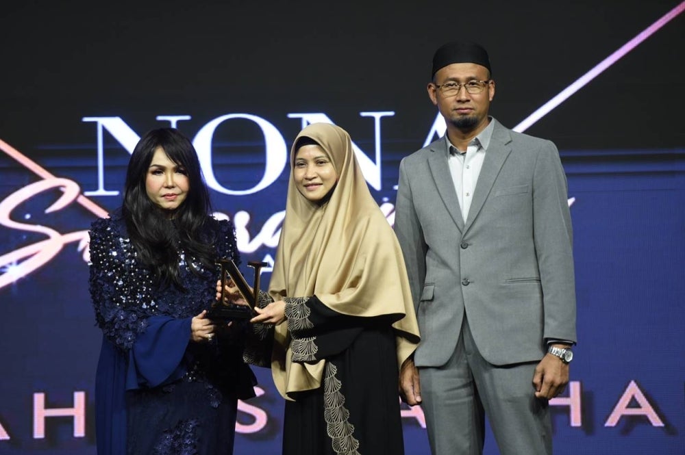 Religious Preacher Asma' (middle) winning the Nona Motivator Award. - Photo by Rafeq Redzuan.