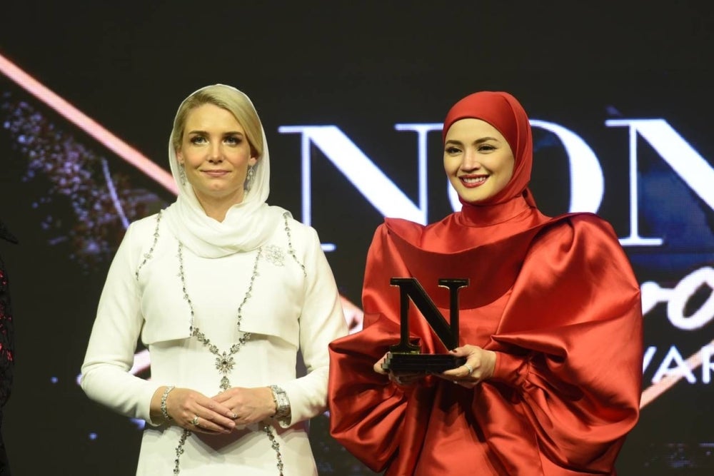 Nur Fazura wins the Nona Hijab Business Award. - Photo by Rafeq Redzuan.