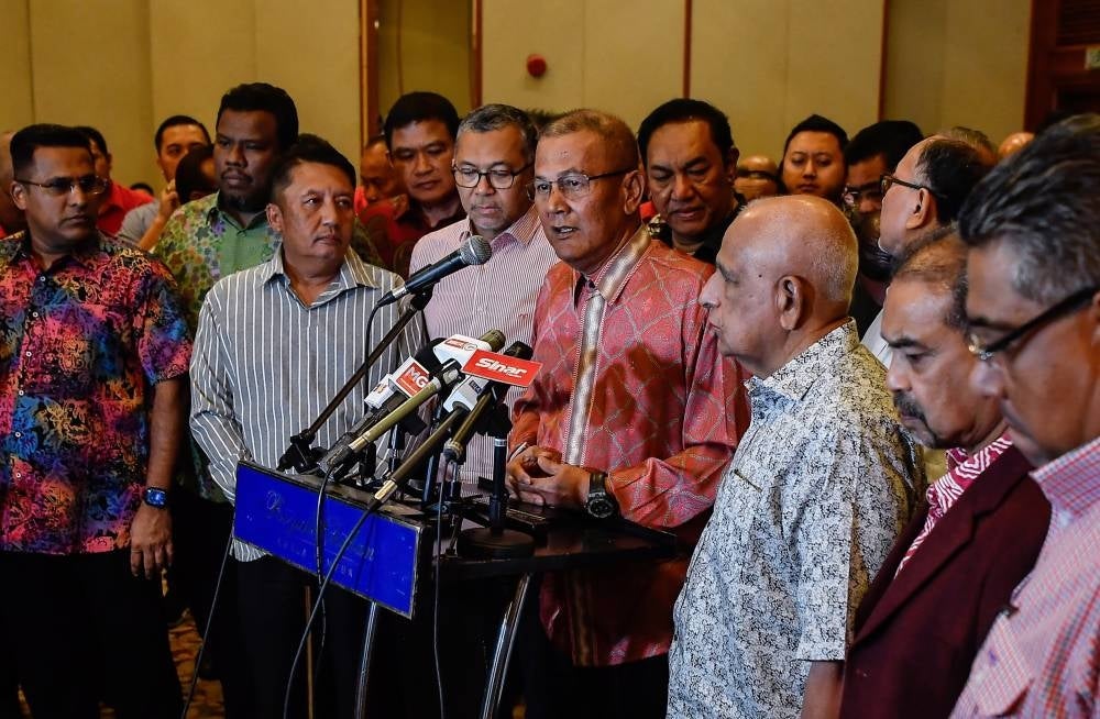 Wangsa Maju Umno Division chief Datuk Seri Dr Mohd Shafie Abdullah (middle) during a press conference representing a group of 140 Umno division chiefs. - BERNAMA