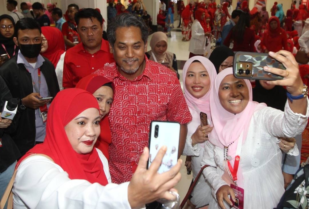 Khairy taking photos with Umno members when he attended the 2022 Umno General Assembly at the Kuala Lumpur World Trade Centre. - Photo by Rosli Talib/SINAR HARIAN