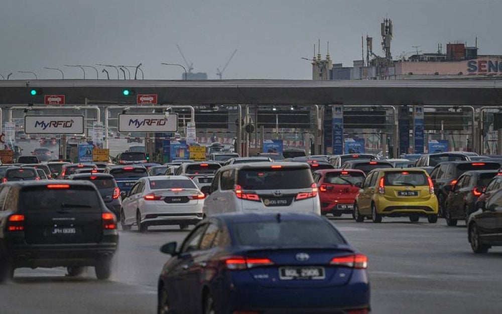 Plus Expressway Berhad will have 12 more RFID technology lanes by the middle of April following complaints by highway users that a lack of such lanes is causing congestion. - Photo: BERNAMA