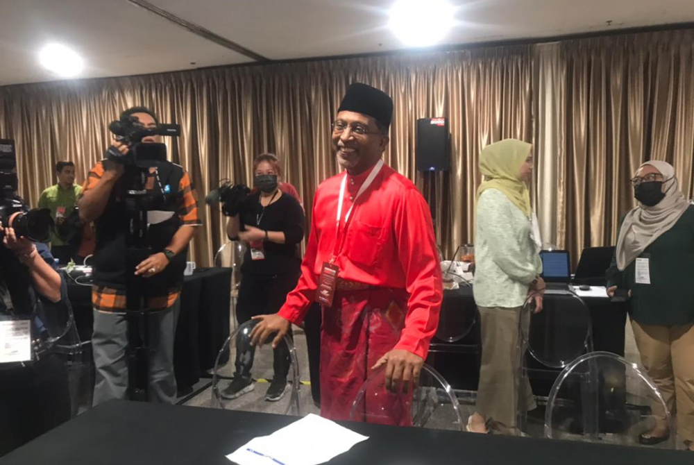 Umno Supreme Council member Datuk Seri Dr Zambry Abdul Kadir during his visit to the 2022 Umno General Assembly (PAU) Media Room, today.
Picture by Anisa Aznan.