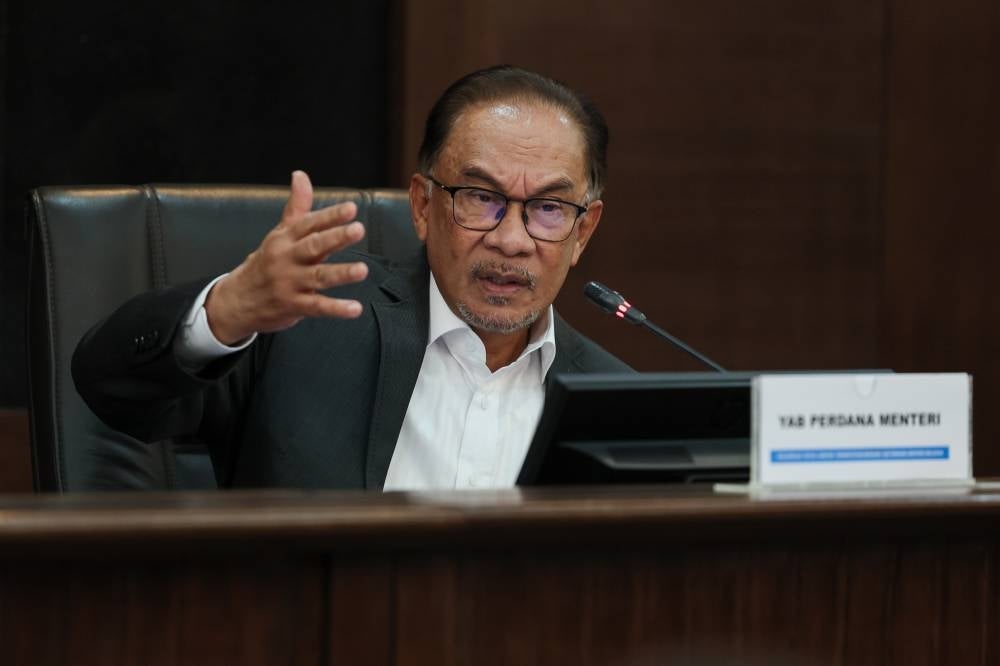 Anwar said that he does not want the ‘enmity’ or ‘turbulent relationship’ between him and Dr Mahathir to continue to persist as all quarters should have accepted the fact that the people had given him the mandate to lead the government. BERNAMA FILE PIX
