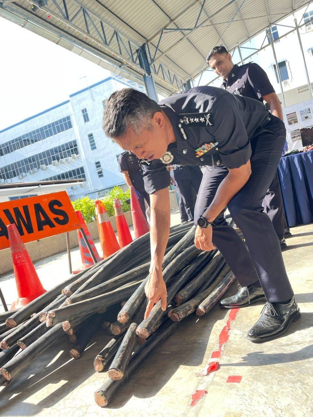 Mohd Shuhaily inspecting the seized cabls at the Penang Police Contingent Headquarters, Georgetown on Monday.