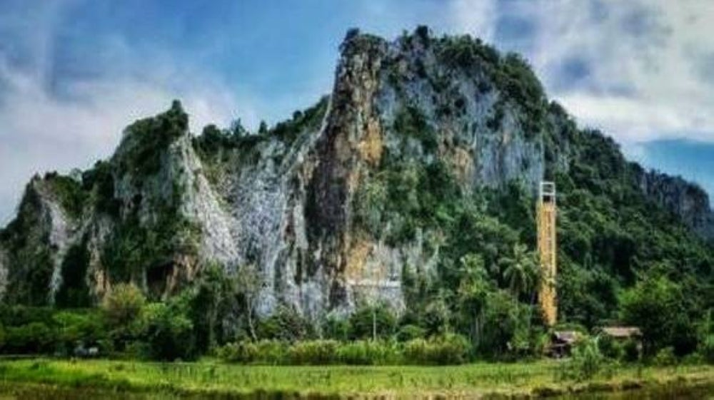 Malaysia has been blessed with a significant amount of non-radioactive rare earth deposits. The US Geological Survey (USGS) estimates that some 30,000 metric tonnes of rare earth ores can be found in Peninsular Malaysia alone.