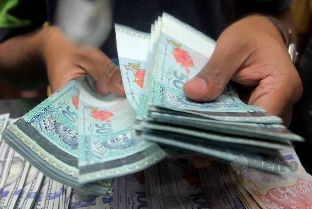 Yesterday, Kajang district police chief ACP Mohd Zaid Hassan said a headmaster who lost RM109,000 in financial aid for students of his school when the cash was stolen from his car soon after he withdrew the money from a bank yesterday has never requested a police escort.