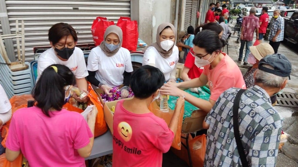 Food distributions to more than 300 homeless people and B40 families in the Klang Valley.