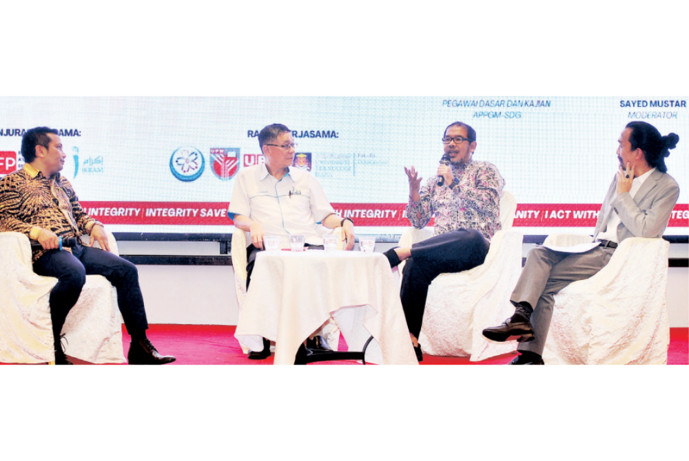 Nik Mohd Hasyudeen was a forum panellist titled 'Governance with Integrity' in conjunction with the Governance with Integrity Convention that took place at Bangi Golf Resort on Thursday.
