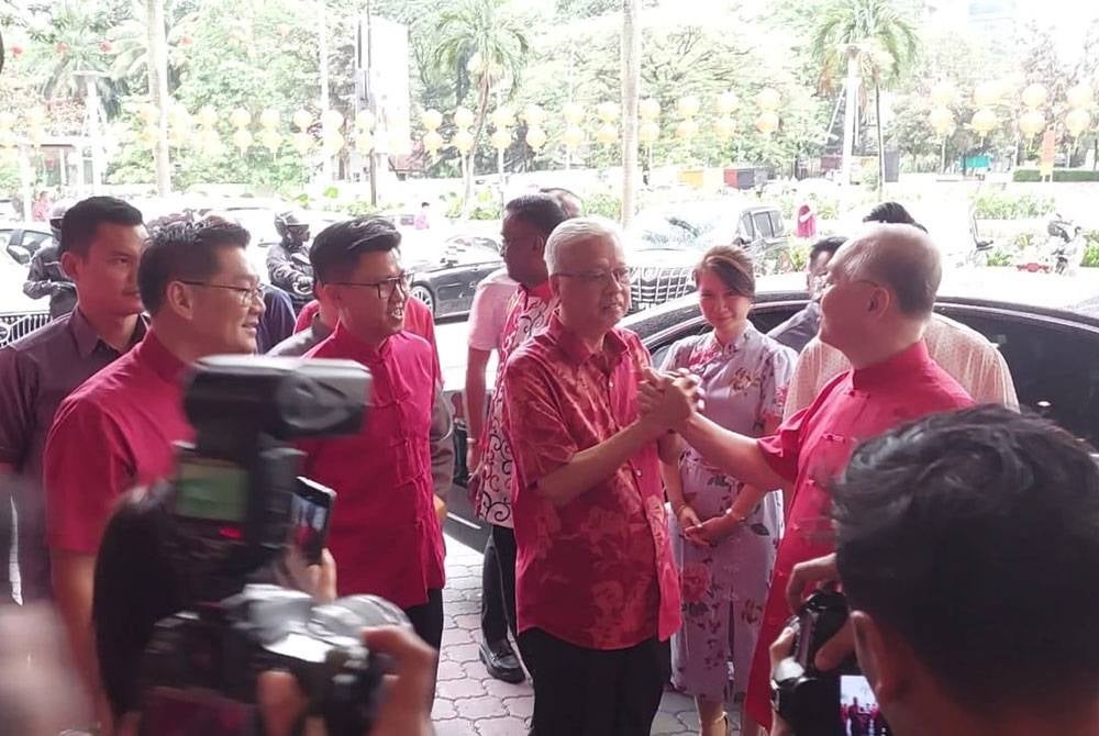 Ismail Sabri (two from left) arrived at Wisma MCA at around 11.15am.