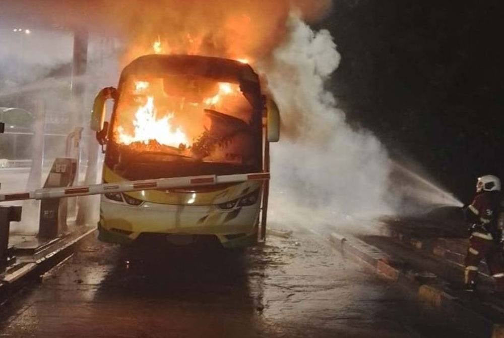 The express bus from Johor Bharu heading towards Kuala Lumpur was 100 per cent burnt in an accident. Photo: Bernama