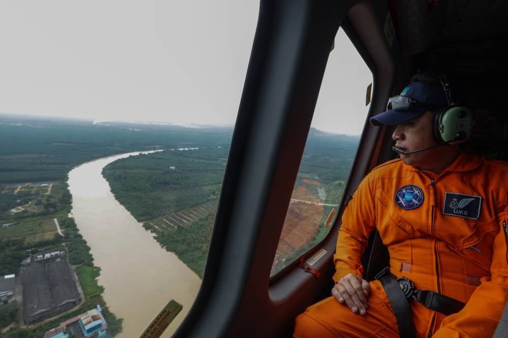 Aerial surveillance by the police today found the flood situation in the districts of Segamat, Kluang and Muar showing positive signs of decreasing water levels. - BERNAMA