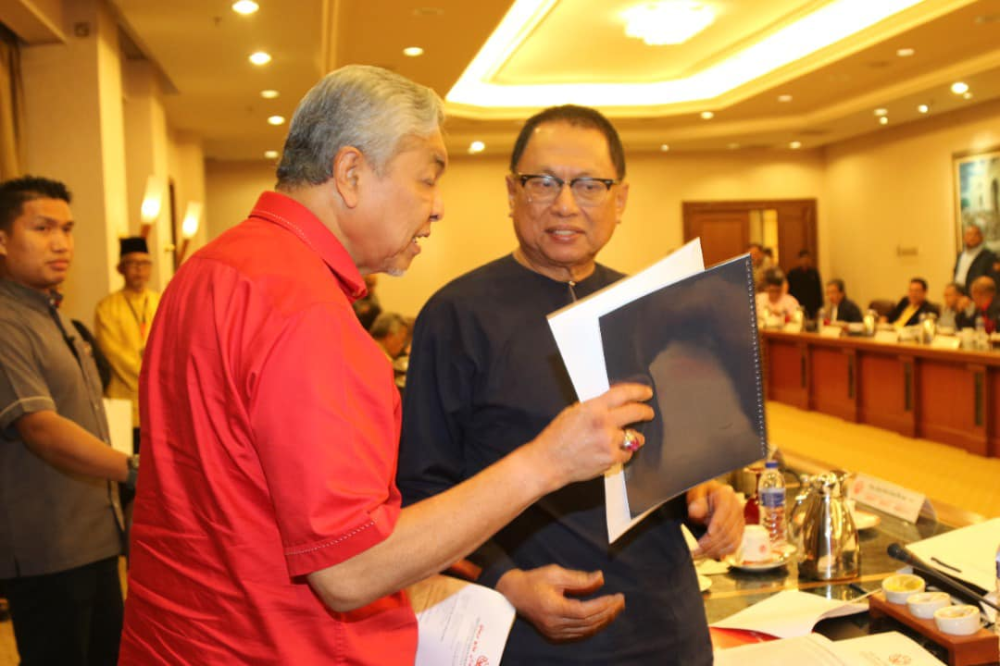Umno president Zahid Hamidi talking to Puad. Photo from Puad Zakarshi Facebook. 
