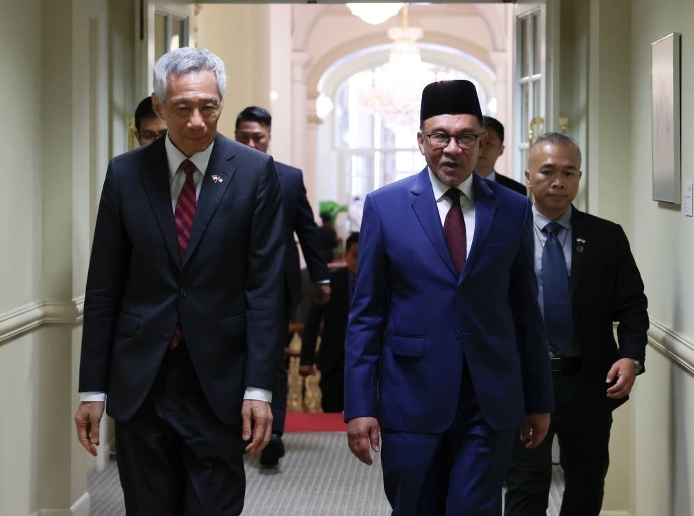 Prime Minister Datuk Seri Anwar Ibrahim with his Singapore counterpart, Lee Hsien Loong (left) before proceeding for the delegation meeting at Istana today. - BERNAMA