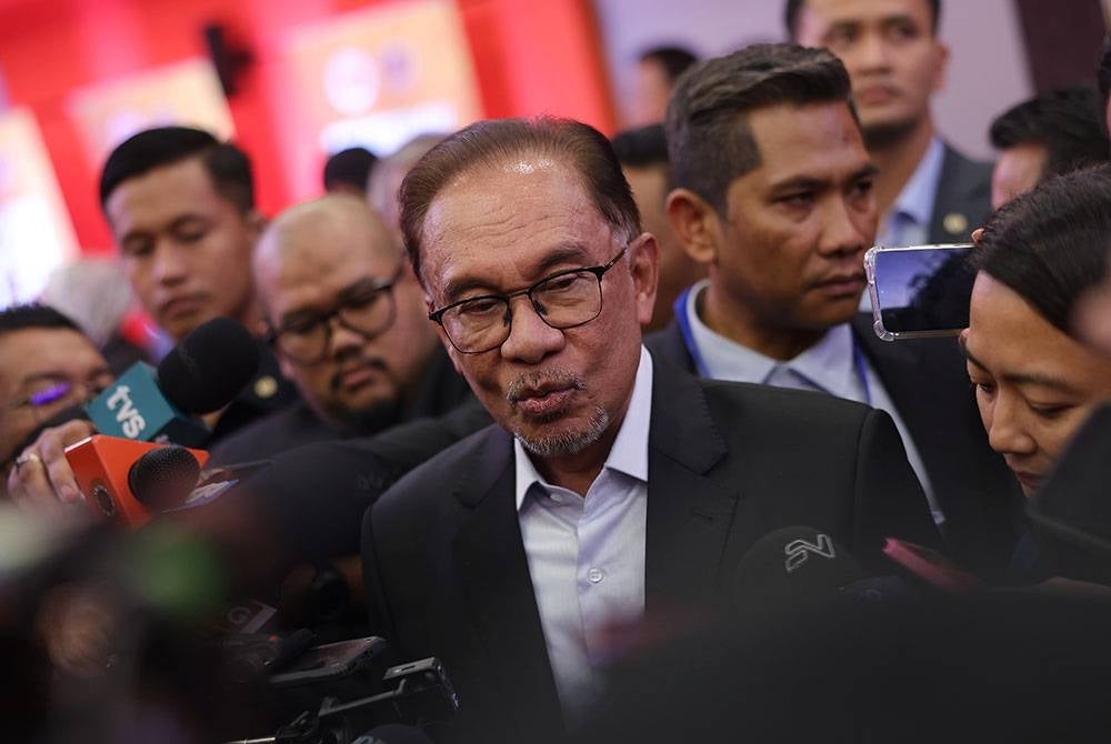 Anwar at the 2021 National Sports Awards Ceremony at the Bukit Jalil National Sports Council on Tuesday. - Bernama Photo