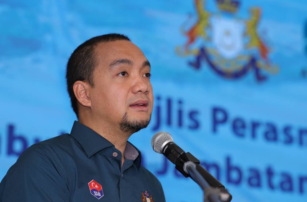 Menteri Besar Datuk Onn Hafiz Ghazi said the additional parking area at HSI, here, is open from today. - BERNAMA