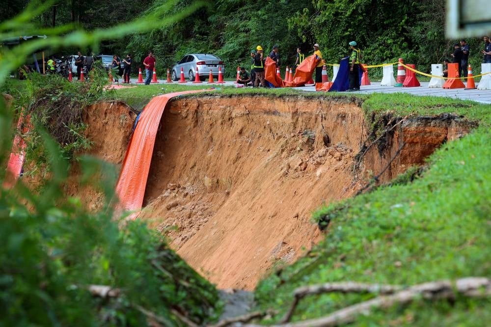 The Selangor government has completed the one-way road on Jalan Batang Kali-Genting Highlands, which was closed following the landslide at the Fathers' Organic Farm camp, Gohtong Jaya, which killed 24 victims on Dec 16 - BERNAMA