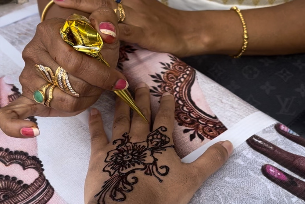 Henna by Chtira Paarthipan cost as low as Rm10 = pic by Hajar Umira